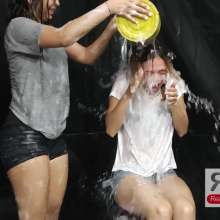 Ready2Wam Studio: Soapy Card Draw Game Viviana and Diana Round 2