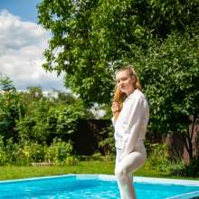 wet.look.me: Wetlook girl in leggings in all-white outfit | Wetlook.biz