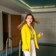 wet.look.me: Wetlook girl in light green crop top and white jogger pants | Wetlook.biz