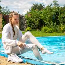 wet.look.me: Wetlook girl in leggings in all-white outfit | Wetlook.biz