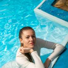 wet.look.me: Wetlook girl in leggings in all-white outfit | Wetlook.biz
