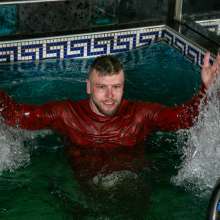wet.look.me: Wetlook man in a sweaT-shirt jumps into the pool dressed | Wetlook.biz