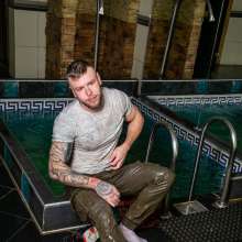 wet.look.me: Wetlook man in a sweaT-shirt jumps into the pool dressed | Wetlook.biz