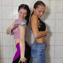 Get Your Snaps: Siri joined Jazmin in the tub