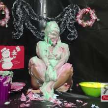Ready2Wam Studio: Messy Christmas Edition: Maya