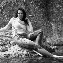 Ag Italian Wetlook: Leyla in river with jeans, old blue Vans, white socks and pink sweater