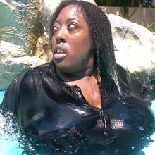 gsdwetlook: Nubia in the Pool in Her Tight Leggings and Shirt