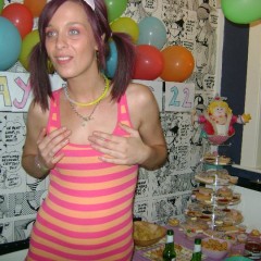 jonjimshorts: Girls playin with cakes/cream