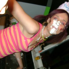 jonjimshorts: Girls playin with cakes/cream