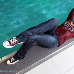 Aqua: With Jeans, Longshirt and Sneakers in Pool