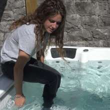 LisaMoomin: Alice in the hottub with a casual grey outfit.