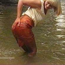 katew: Lianne in the stream