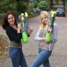 eileenvogel: Eileen and Leila having a waterfight