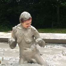 FOXY: Video fantastic with Leeloo in mud