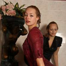 eileenvogel: Eileen and Jolijn  Cleaning the pool