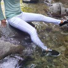 Wetlook-Niro: Tight white jeans in river