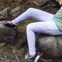 Wetlook-Niro: Tight white jeans in river