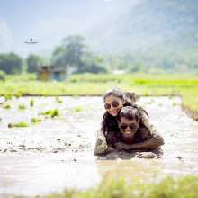 TimsMessyFiction: Indian Newlyweds in the Mud