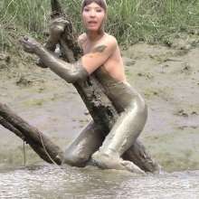 FOXY: Muddy encasement