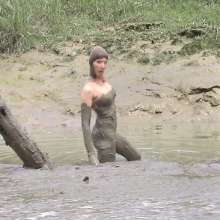 FOXY: Muddy encasement