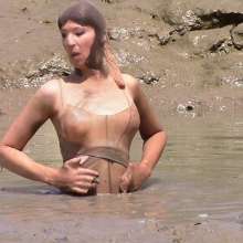 FOXY: Muddy encasement