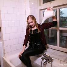 eileenvogel: W272 Eileen taking a bath in black disco jeans