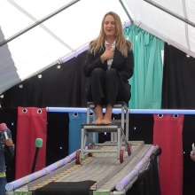 LiquidX: The Plunga!: Financier Jo vs Beautician Issy