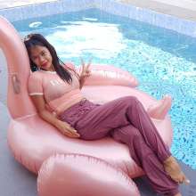 Gelby: Flamingo at the pool