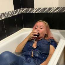 Wet_look_elena: Denim Outfit in the Bath