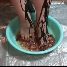 Alumi: 20-yr-old Japanese girl embraces messy face + foot fetish in unscripted vid