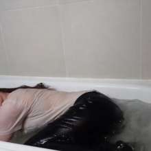 lovingmessy4you: Wetlook in the Bathtub