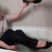 lovingmessy4you: Wetlook in the Bathtub