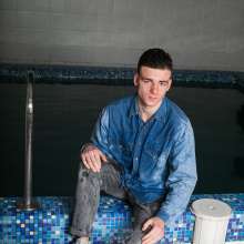 wet.look.me: Man | Wetlook man in jeans and Converse | Wetlook.biz