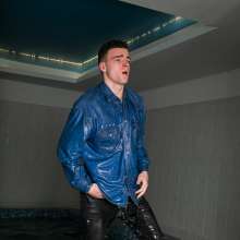 wet.look.me: Man | Wetlook man in jeans and Converse | Wetlook.biz
