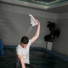wet.look.me: Man | Wetlook man in jeans and Converse | Wetlook.biz