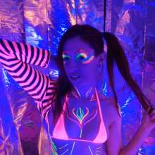 messyhot: Encina Has Her First Cake Experience with a Blacklight Cake
