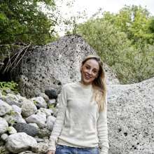 Ag Italian Wetlook: Elaine in river with Adidas Superstar, socks, jeans and woolen sweaters