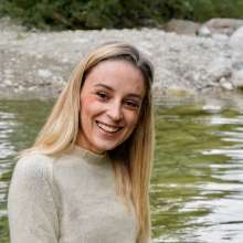 Ag Italian Wetlook: Elaine in river with Adidas Superstar, socks, jeans and woolen sweaters