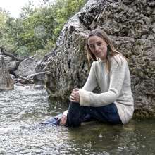 Ag Italian Wetlook: Elaine in river with Adidas Superstar, socks, jeans and woolen sweaters