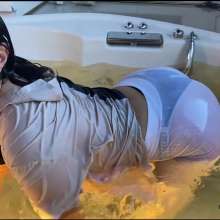 WetPlace: Stunning Anny Bathing In Apartment