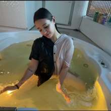 WetPlace: Stunning Anny Bathing In Apartment