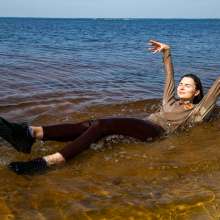 wet.look.me: Wetlook girl in tight-fitting leggings get wet | Wetlook.biz