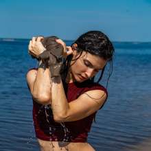 wet.look.me: Wetlook girl in tight-fitting leggings get wet | Wetlook.biz
