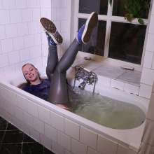 WetPlace: Beautiful Eileen Shower In Leggings
