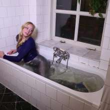 WetPlace: Beautiful Eileen Shower In Leggings