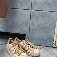 Wet Live Team: Big Squishy Adidas Super Star 4k