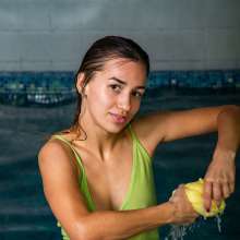 wet.look.me: Wetlook girl gets wet in pool in jeans | Wetlook.biz