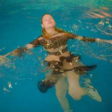 Wet Live Team: Alice Swam in the Pool in Her Dress and Enjoyed Herself