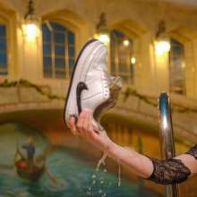 Wet Live Team: Alice Swam in the Pool in Her Dress and Enjoyed Herself
