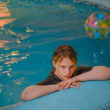 Wet Live Team: Alice Swims in a Tracksuit in the Pool, Relaxes